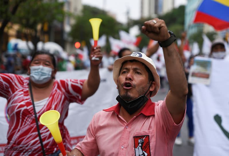 Ecuadoreans protest gasoline prices, in Guayaquil