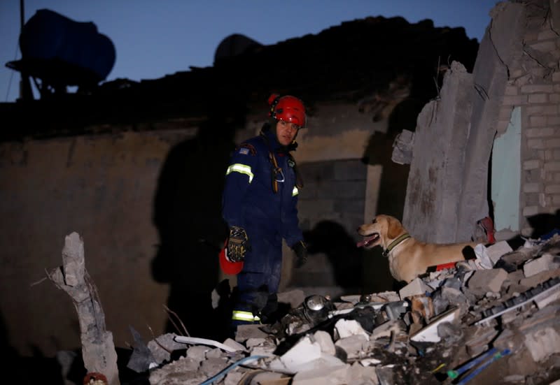 Un miembro del personal de emergencia de Grecia trabaja en un edificio dañado, tras el fuerte terremoto del martes, en Thumane, Albania, el 27 de noviembre de 2019