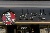 <p>KFC ist ein auf Geflügel spezialisiertes US-amerikanisches Fast-Food-Franchise-Systemgastronomie-Unternehmen. Hier schlagen sich rund 5,1 Prozent der Befragten regelmäßig den Bauch voll. (Foto: gettyimages) </p>