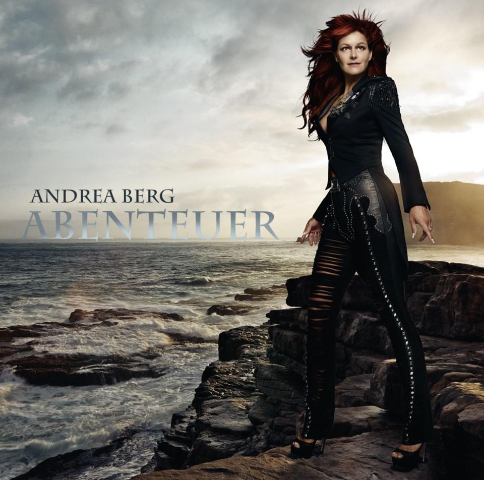 2011 veröffentlichte Andrea Berg das von Dieter Bohlen produzierte Werk "Abenteuer". Wüsste man es nicht besser, könnte man die rothaarige Lady auf dem Cover glatt für eine Romantic-Metal-Sängerin à la Within Temptation oder Nightwish halten. Doch in Sachen Romantik-Look geht noch mehr ... (Bild: Sony Music Entertainment Germany)