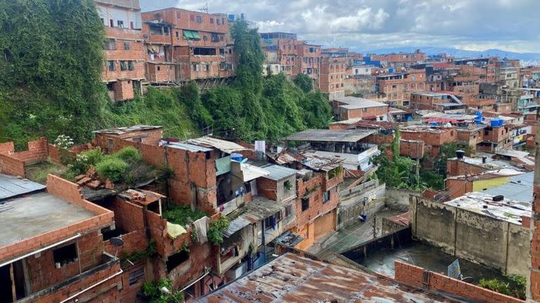 Petare, en el este de Caracas, es uno de los barrios pobres más grandes de América Latina. (Foto: NORBERTO PAREDES / BBC NEWS MUNDO)