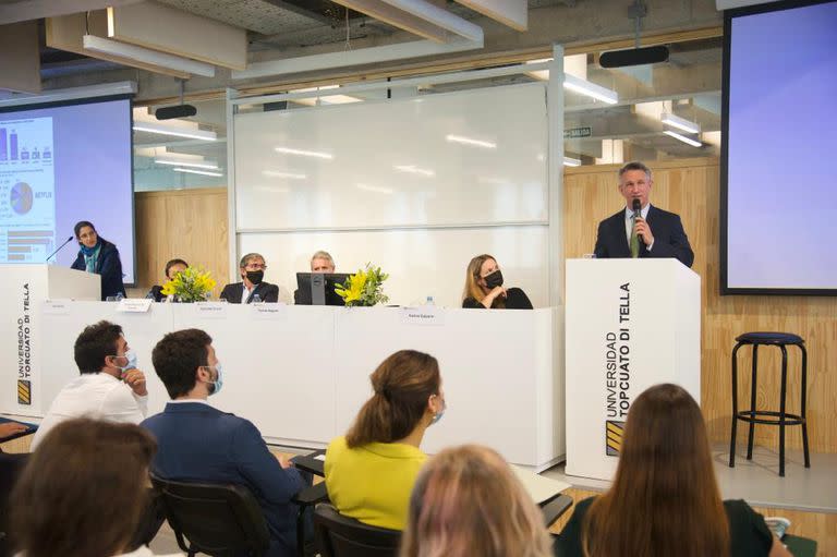 Fernán Saguier, director de LA NACION, en su clase magistral del acto de graduación