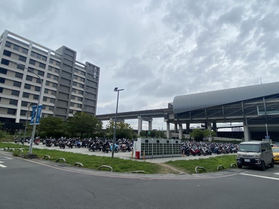 城鄉局將三重捷運站旁的停車場用地，變更為停車場及社會福利設施用地。   圖：新北市城鄉局提供