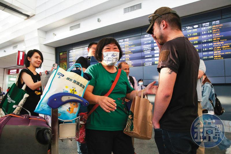 Cai（右）返台後不到1週，他母親返抵國門。Cai的母親（左）剛踏入機場接機大廳，兒子就迎上來，2人瞬間紅了眼眶。