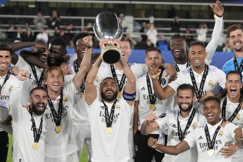 El francés Karim Benzema, del Real Madrid, levanta la Supercopa de la UEFA, tras derrotar al Eintracht Fráncfort el miércoles 10 de agosto de 2022 (AP Foto/Antonio Calanni)