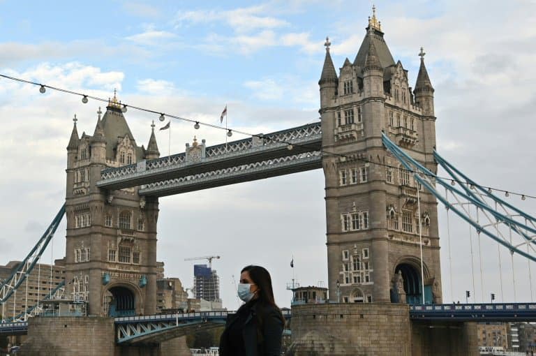 Une femme portant un masque traverse le Tower Bridge à Londres le 1er novembre 2020; - JUSTIN TALLIS © 2019 AFP