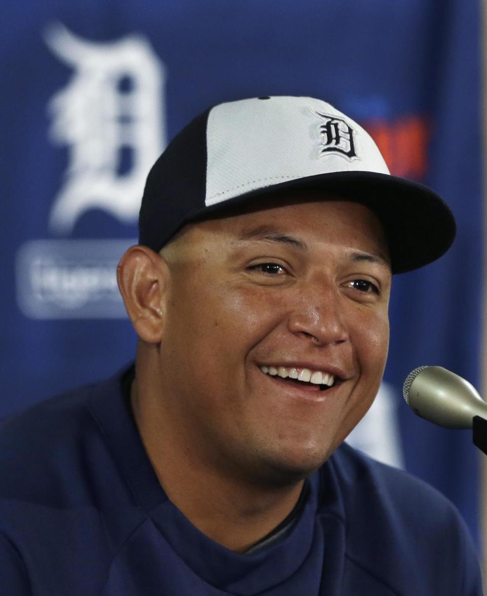 El inicialista venezolano de los Tigres de Detroit, Miguel Cabrera, sonríe en una rueda d eprensa el viernes, 28 de marzo de 2014, en la que se anunció su contrato por 10 años y 292 millones de dólares en Lakeland, Florida. (AP Photo/Carlos Osorio)