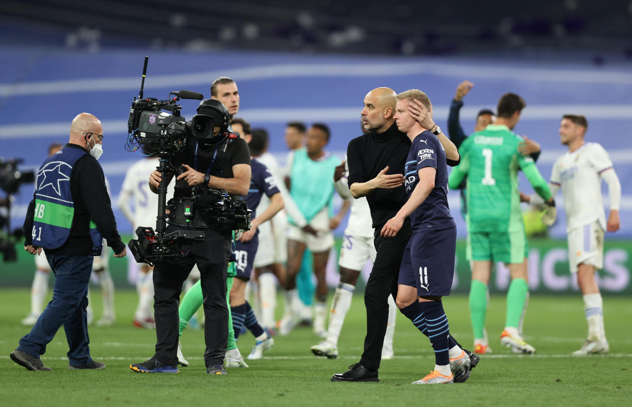 Pep Guardiola consoló a sus jugadores después de caer en el Santiago Bernabéu con un global de 6-5 (Foto de: Gonzalo Arroyo Moreno/Getty Images)