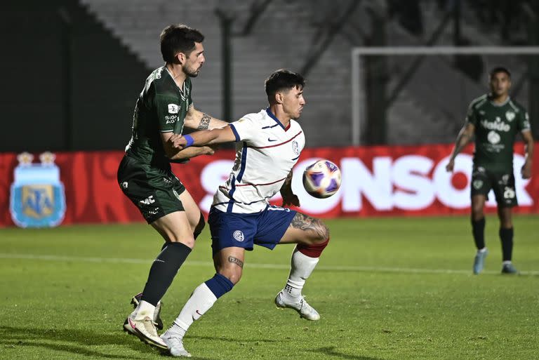 Adam Bareiro, de San Lorenzo, en un partido con Sarmiento de Junín