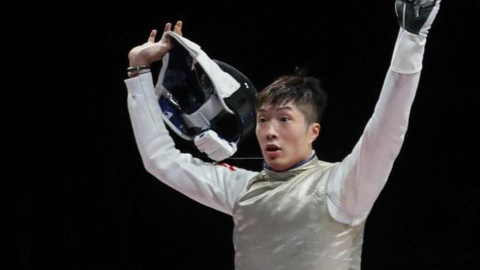 香港代表隊在東京奧運贏得久違的獎牌，男子擊劍選手張家朗在男子花劍個人項目奪得金牌。