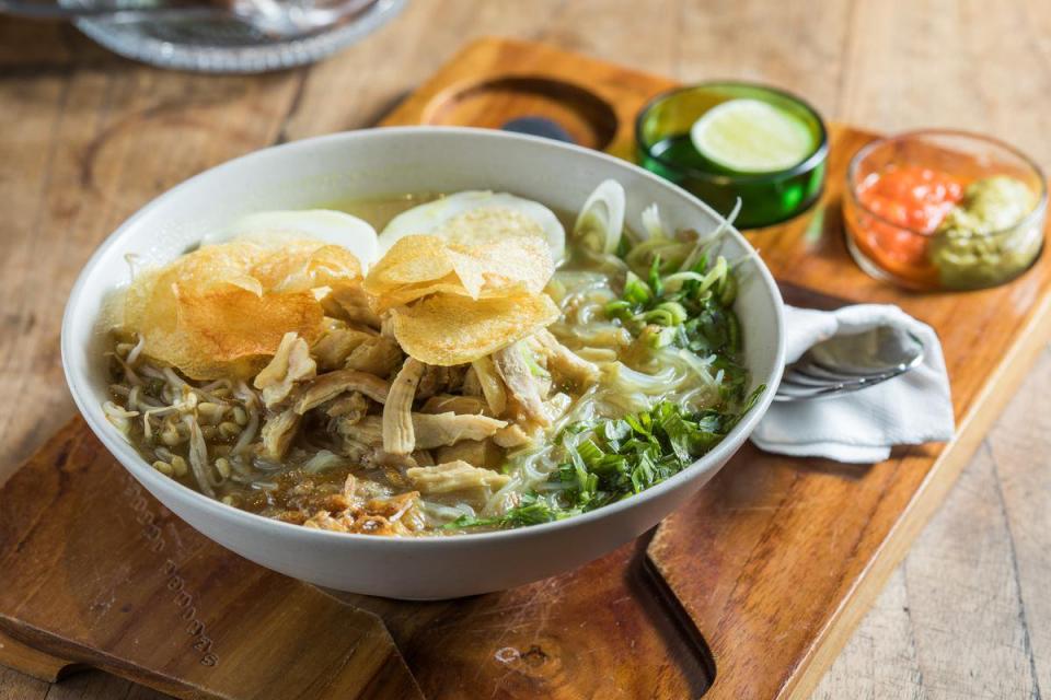 傳統小食Soto Ayam雞湯米粉，可以當午餐品嘗。（印尼盾57,000元／份，約NT$153）