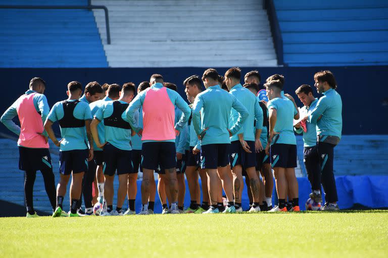 Fernando Gago charla con el plantel de Racing: vienen siendo semanas difíciles para el DT