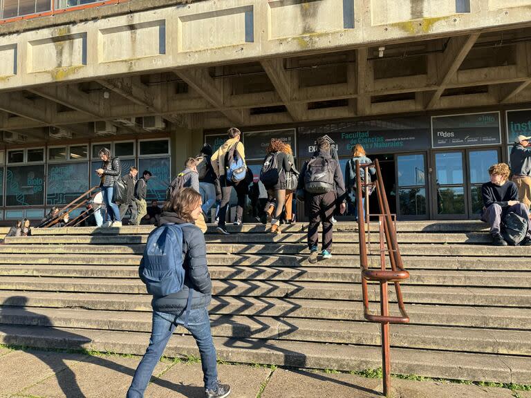 Los chicos llegan a clases, esta mañana en Ciudad Universitaria