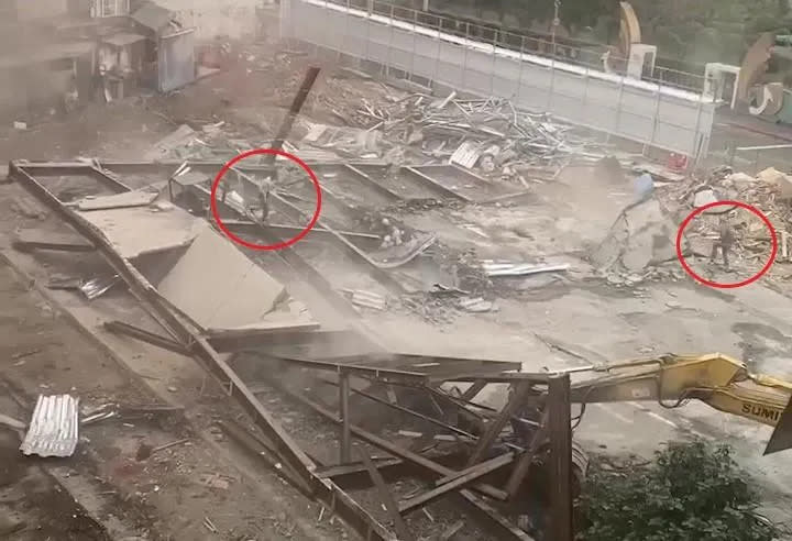 <strong>2名工人從倒塌樓地板中死離逃生。（圖/翻攝畫面）</strong>