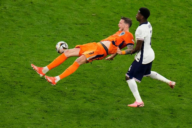 Mark Johe, de Inglaterra, compite por el balón contra Fat Weghorst, de Holanda, durante las semifinales de la Eurocopa 2024