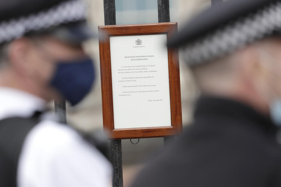 LONDON, ENGLAND - APRIL 09: The official Royal announcement of the death of Prince Philip, Duke of Edinburgh is seen on the gates of Buckingham Palace on April 09, 2021 in London, United Kingdom. The Queen has announced the death of her beloved husband, His Royal Highness Prince Philip, Duke of Edinburgh. HRH passed away peacefully this morning at Windsor Castle. (Photo by John Phillips/Getty Images)