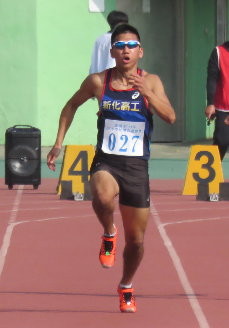 「勁量小子」魏浩倫以十秒七四，在台南市一一一年中等學校聯合運動會高男一百公尺奪冠。（記者陳治交攝）