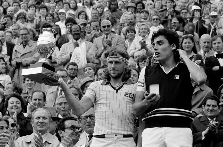 Bjorn Borg con el trofeo de Roland Garros 1979, tras vencer al paraguayo Víctor Pecci 