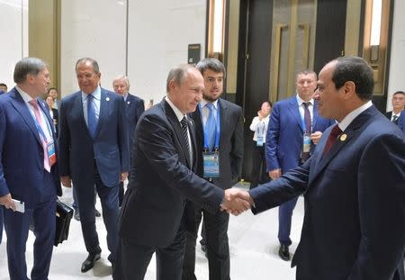 Russian President Vladimir Putin meets with his Egyptian counterpart Abdel Fattah al-Sisi (R) on the sidelines of the G20 Summit in Hangzhou, China, September 5, 2016. Sputnik/Kremlin/Alexei Druzhinin/via REUTERS