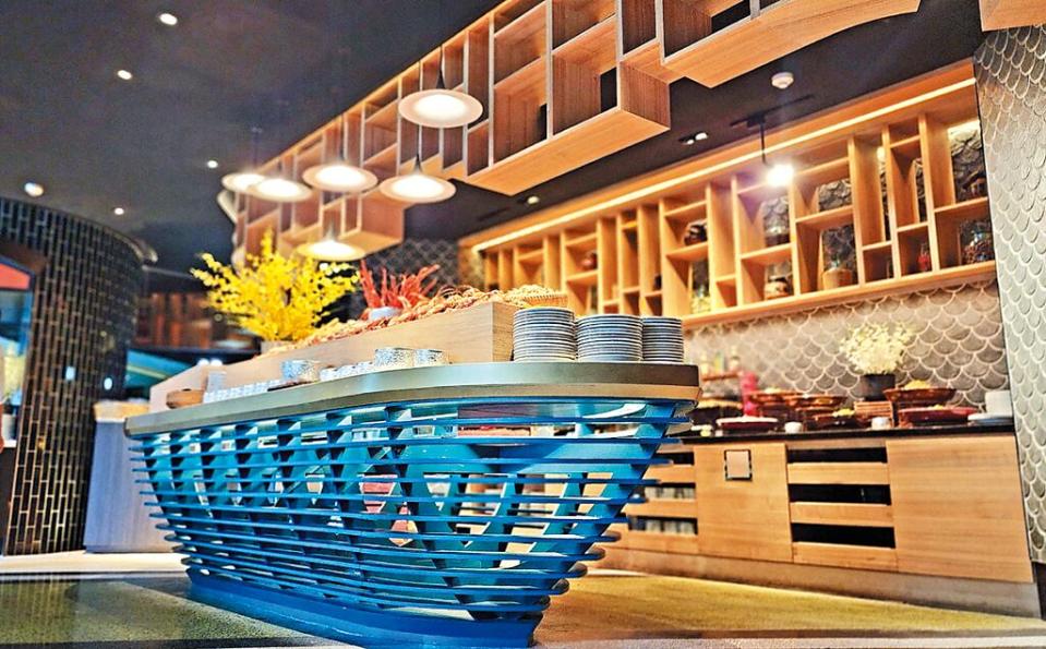 〈泰市場〉的「現流海鮮區」取餐檯以「船」造型設計，象徵漁獲滿載的大船入港。圖／姚舜