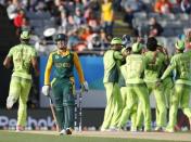 South Africa's Quinton De Kock (2nd L) laughs at been given out to Pakistan's Muhammad Irfan during their Cricket World Cup match in Auckland, March 7, 2015. REUTERS/Nigel Marple