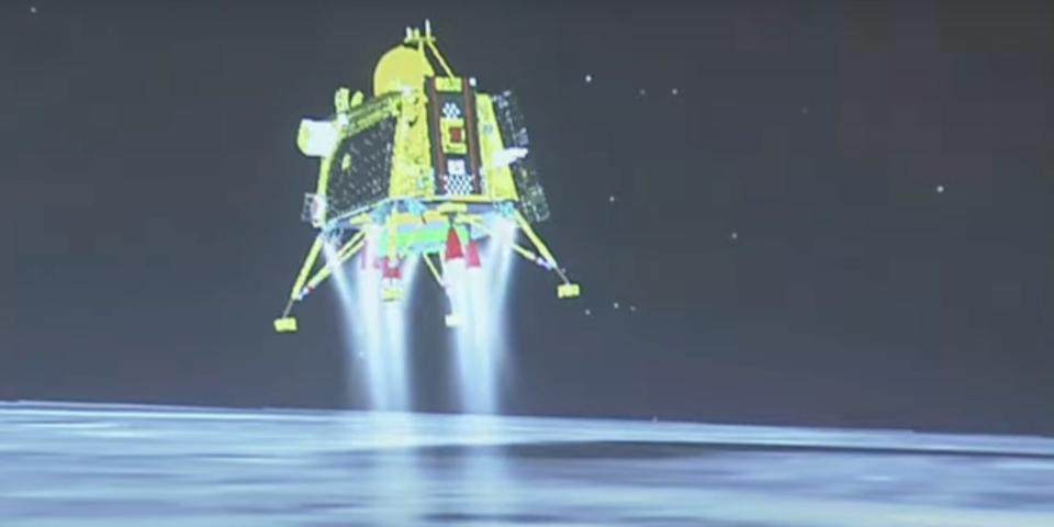 A 3D reconstitution of the India moon lander is seen descending on the moon.