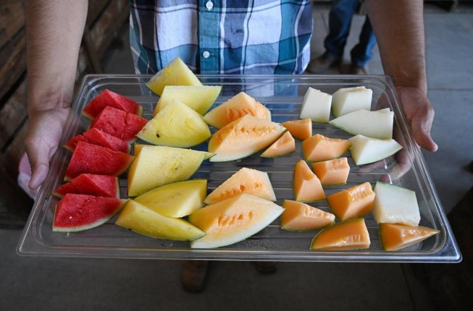 Muestras gratuitas de melones a disposición de los visitantes del puesto de fruta de Del Bosque Farms en Shields Avenue, cerca de la I-5, en el extremo oeste del valle. Fotografiado el lunes 15 de julio de 2024.