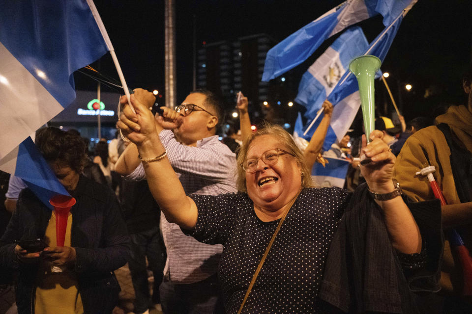 Los partidarios del candidato presidencial Bernardo Arévalo celebran su esperada victoria en la segunda vuelta de las elecciones presidenciales en la Ciudad de Guatemala, el domingo 20 de agosto de 2023. (AP Foto/Santiago Billy)