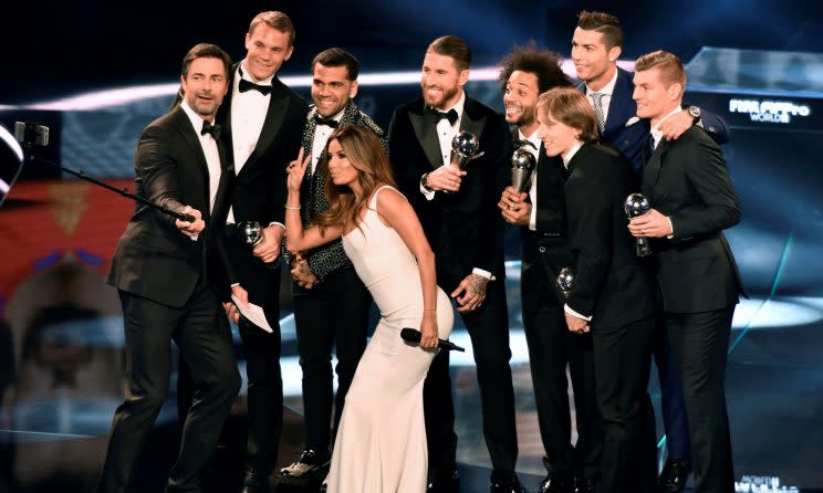 Grupenbild ohne Barca-Stars: Die kleiner Gruppe der Weltauswahl samt Moderatorin Eva Longoria (Foto: Getty Images)