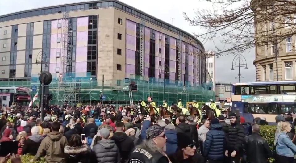 Police clash with protesters in Bradford (@man_marrow)
