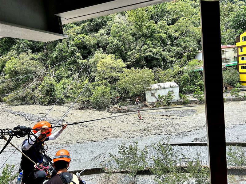 廬山溫泉成孤島，消防署特搜人員架繩索運送災民。（圖／消防署提供）