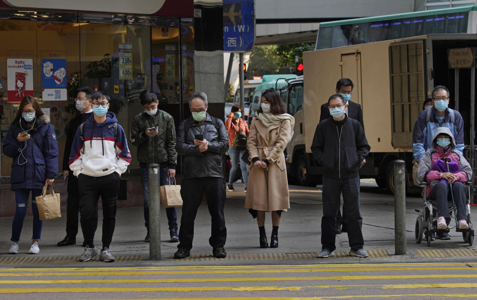 Varias personas usan mascarillas para protegerse del coronavirus en Hong Kong (AP Photo/Vincent Yu)