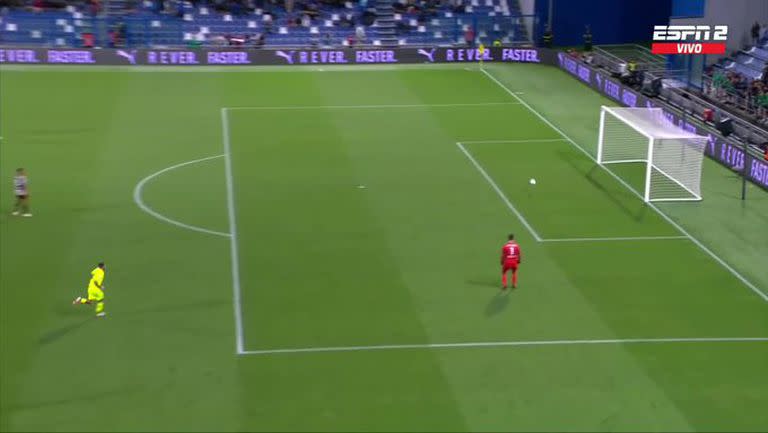Wojciech Szczęsny, arquero de Juventus, mira atónito cómo la pelota ingresa en su arco tras el pase de su compañero Federico Gatti