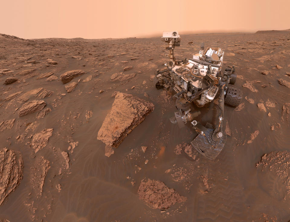 <p>Dieses Foto entstand am 15. Juni 2018. Dabei handelt es sich um ein Selbstporträt des “Curiosity” Mars-Rovers an einem Bohrplatz namens “Duluth” an den unteren Hängen des Mount Sharp. (Bild: NASA/JPL-Caltech/MSSS) </p>