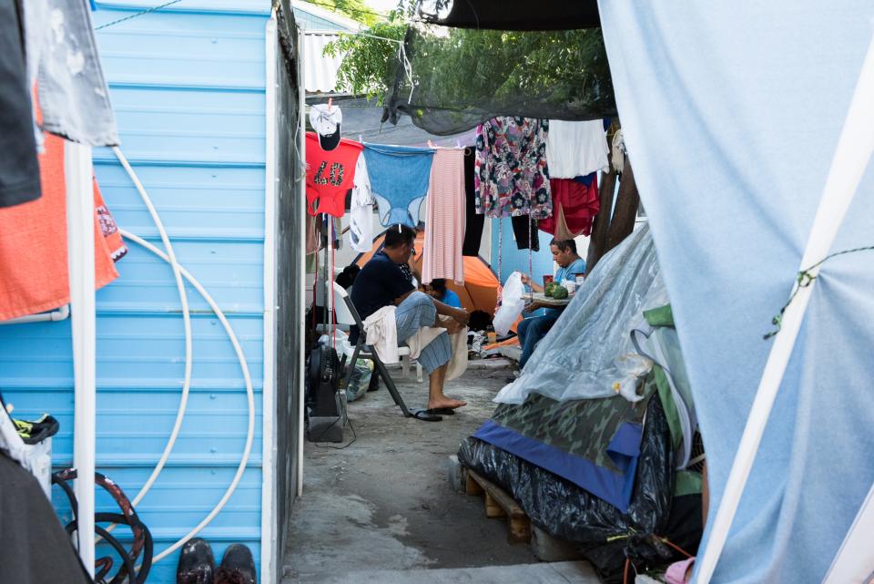 REYNOSA, México– Los residentes de Senda De Vida Casa Del Emigrante tienen que vivir en condiciones de hacinamiento mientras esperan varios meses a ser llamados por las autoridades de inmigración estadounidenses para comenzar su petición de asilo.