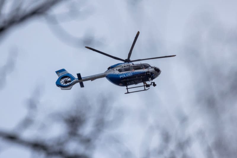 A police helicopter circles over the scene. Several pupils have been injured at a school in Wuppertal. A suspect has been arrested, said a police spokesman in Düsseldorf. The police are on the scene with a large force. Christoph Reichwein/dpa