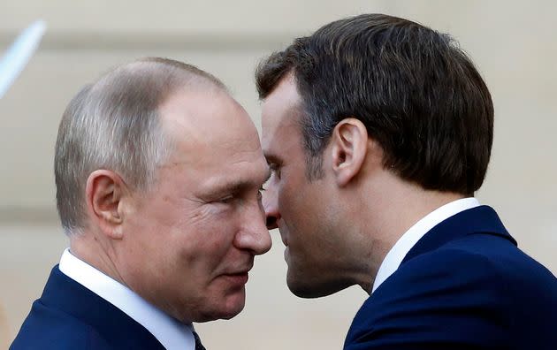 Vladimir Poutine accueilli par Emmanuel Macron lors d'une visite diplomatique russe à l'Élysée en décembre 2019.  (Photo: Chesnot via Getty Images)