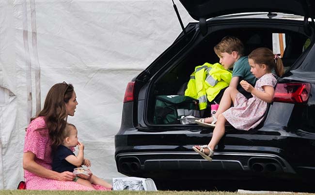 kate-middleton-with-her-children