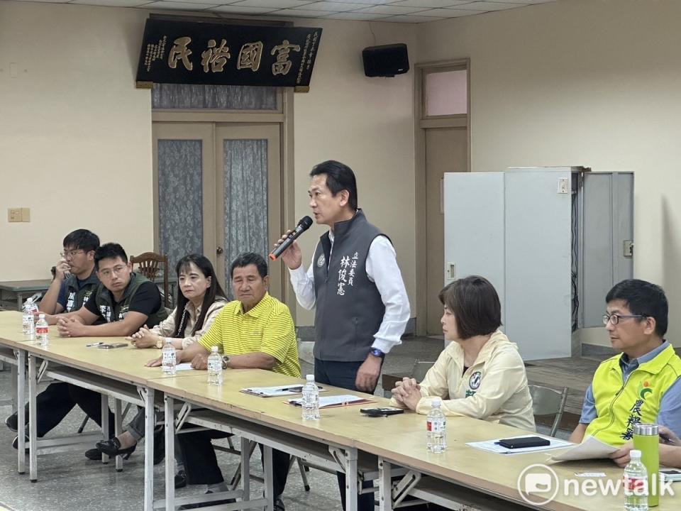 正值產季的綠竹筍疑似因雨量過少、氣溫過高，導致綠竹筍出筍不佳，立委林俊憲、賴惠員邀集台南市農業局、農業部農糧署及白河區公所，會同台南市議員李宗翰、沈家鳳以及王宣貿三位在地議員共同前往產地與農民座談，關心綠竹筍收成狀況。   圖：林俊憲服務處提供