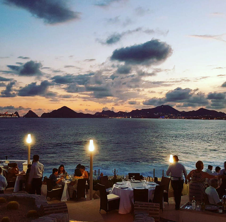 MEX02. LOS CABOS (MÉXICO), 29/08/2017.- Vista general de un atardecer del 27 de agosto de 2017, desde el Restaurante Sunset Mona Lisa, en Los Cabos, en el estado de Baja California (México). EFE/Rosa López