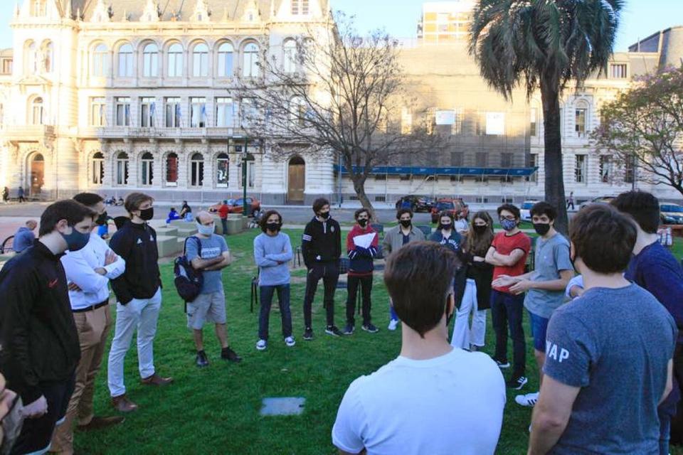 Alumnos volvieron a reunirse este lunes frente al Ministerio de Educación de la Nación para reclamar el regreso de las clases presenciales en todos los niveles