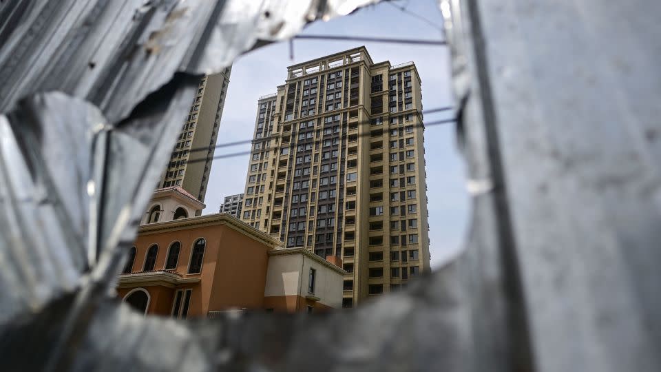 Niedokończony apartamentowiec w Xincheng City, Zhengzhou, prowincja Henan w środkowych Chinach, widziany 20 czerwca 2023 r. — PEDRO PARDO/AFP/Getty Images/File