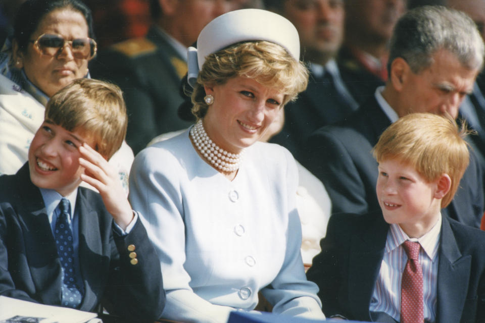 Le prince William, la princesse Diana et le prince Harry assistant aux cérémonies du 50ème anniversaire de la fin de la Seconde guerre mondiale à Hyde Park, à Londres, Royaume-Uni le 7 mai 1995. (Photo by Laurent SOLA/Gamma-Rapho via Getty Images)