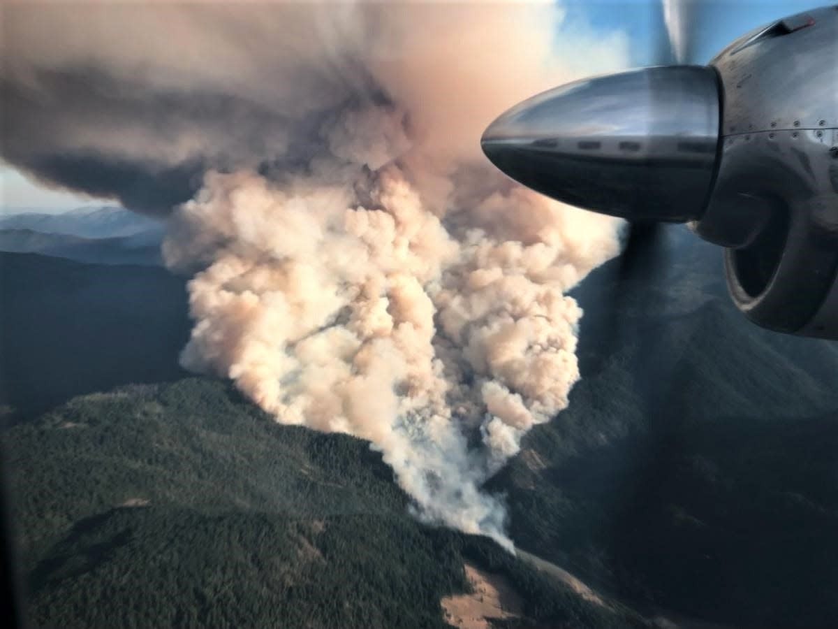 The Flat Fire in the Rogue River-Siskiyou National Forest was estimated at 2,000-3,000 acres as of Sunday.