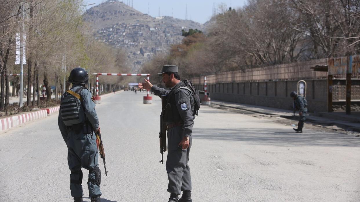 Kabul: Polizisten patrouillieren nach einem Selbstmordanschlag am Neujahrstag des Landes unweit der Universität. Foto: Rahmat Gul/AP