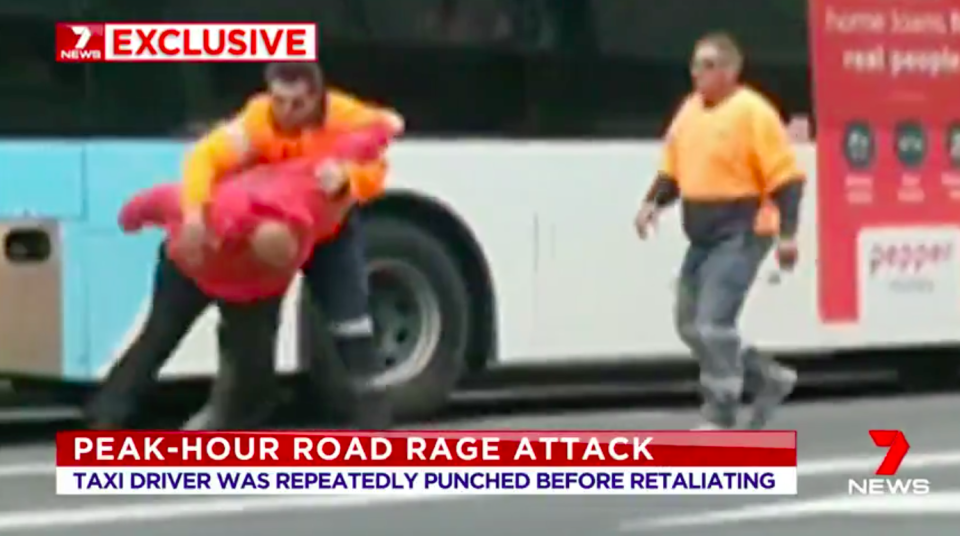 The fight spills out onto the street, stopping peak-hour traffic in Sydney. Source: 7 News