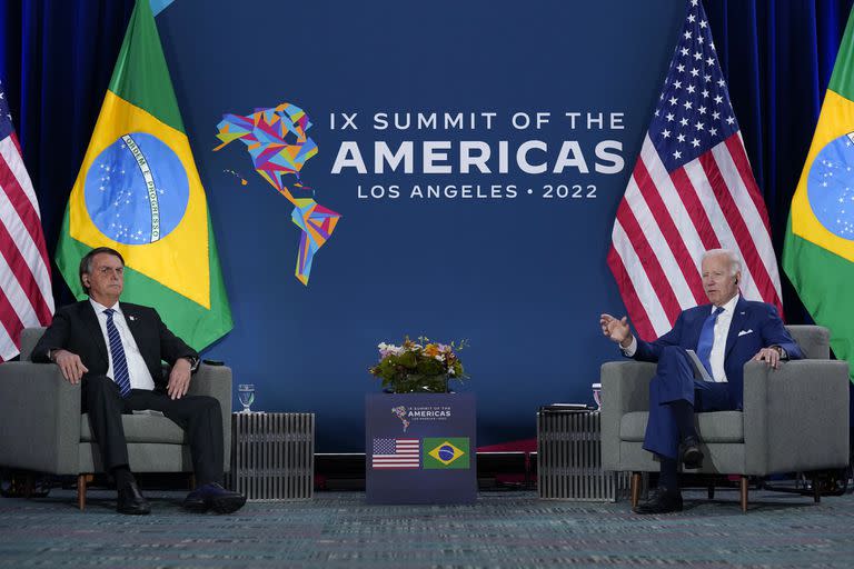 El presidente estadounidense Joe Biden se reúne con su homólogo brasileño Jair Bolsonaro durante la Cumbre de las Américas, el jueves 9 de junio de 2022, en Los Ángeles. (AP Foto/Evan Vucci)