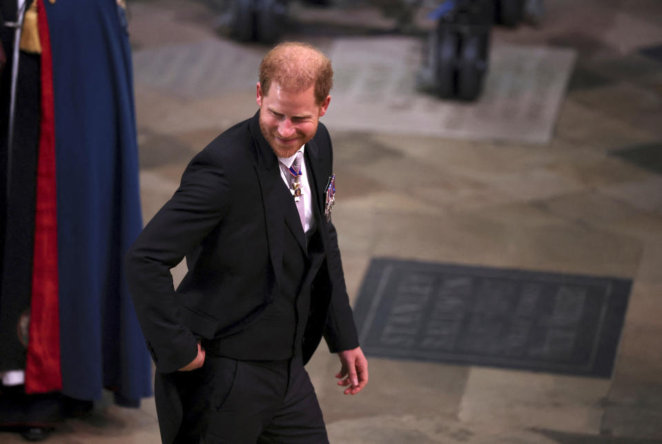 El príncipe Enrique de Gran Bretaña llega a la coronación del Rey Carlos III y la reina consorte Camila en la abadía de Westminster Abbey, en Londres, el sábado 6 de mayo de 2023. (Phil Noble/Pool Photo vía AP)