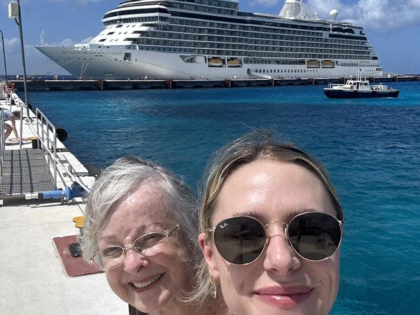 Die Autorin und ihre Oma vor dem Schiff, das sie genommen haben. - Copyright: Hayley Folk
