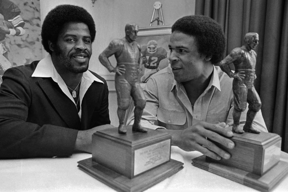 Earl Campbell of the Houston Oilers poses with USC's Charles White on Jan. 30, 1980.